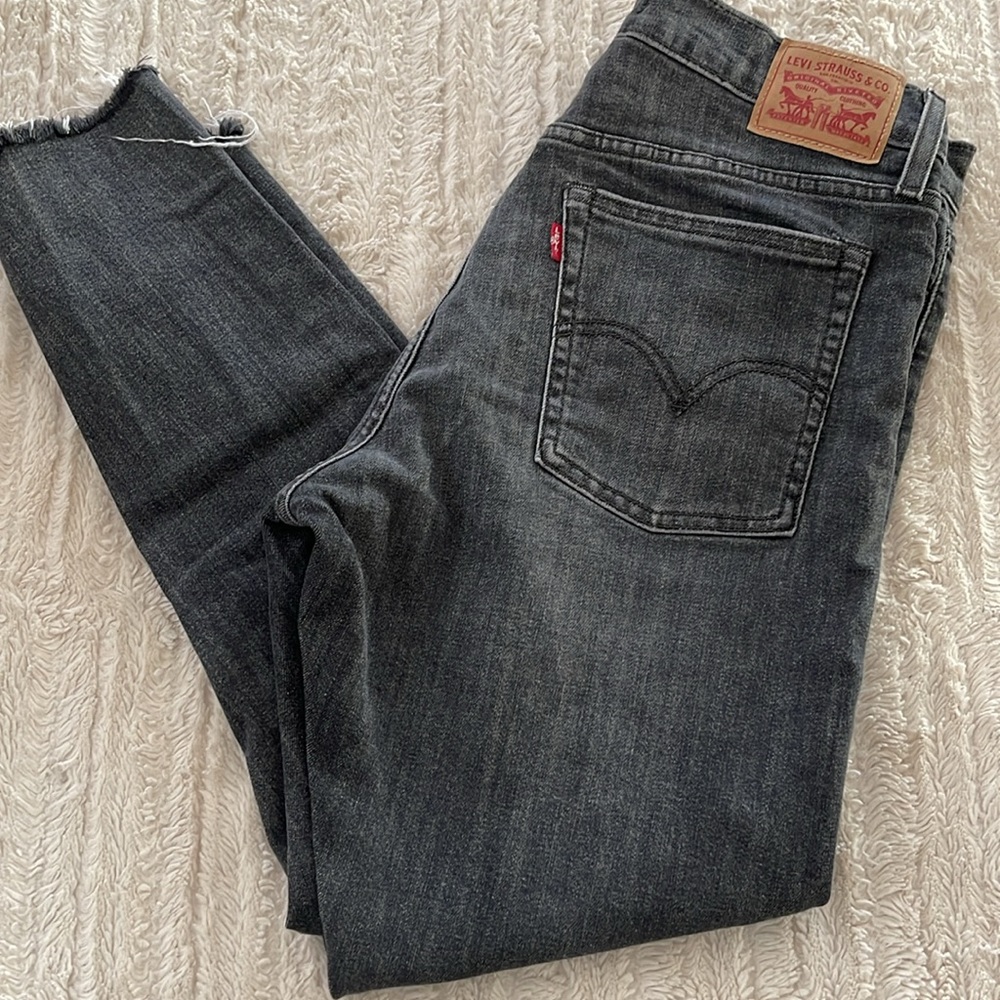 Levi’s wedgie skinny sz 31 raw hem cropped jeans black